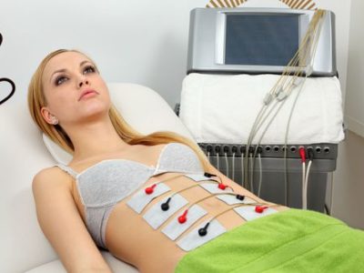 electrostimulation-musculation-femme-abdominaux-main-12848753